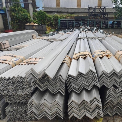 Sezioni strutturali in acciaio al carbonio laminato a caldo da 40x5 mm ASTM A36 Bar angolare in acciaio leggero di grado personalizzato