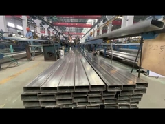 Il processo di selezione e imballaggio in un laboratorio per tubi quadrati e rotondi in acciaio inossidabile