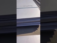 Piastra in acciaio inossidabile sotto la luce del sole