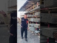 Guarda i tubi in acciaio galvanizzato sugli scaffali.